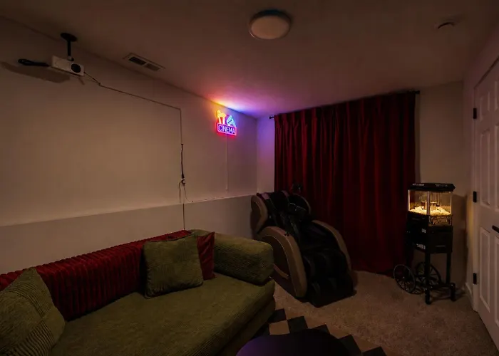 Normal Escape Near Isu - Group Stay - Game Room & Hot Tub